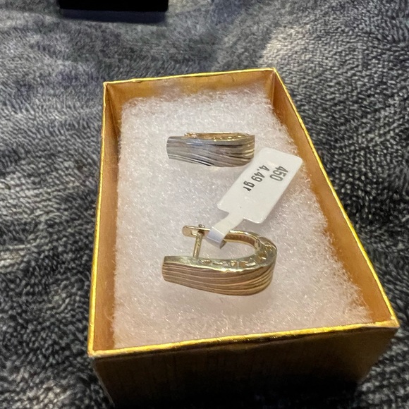 14K gold earrings 4.49 grams